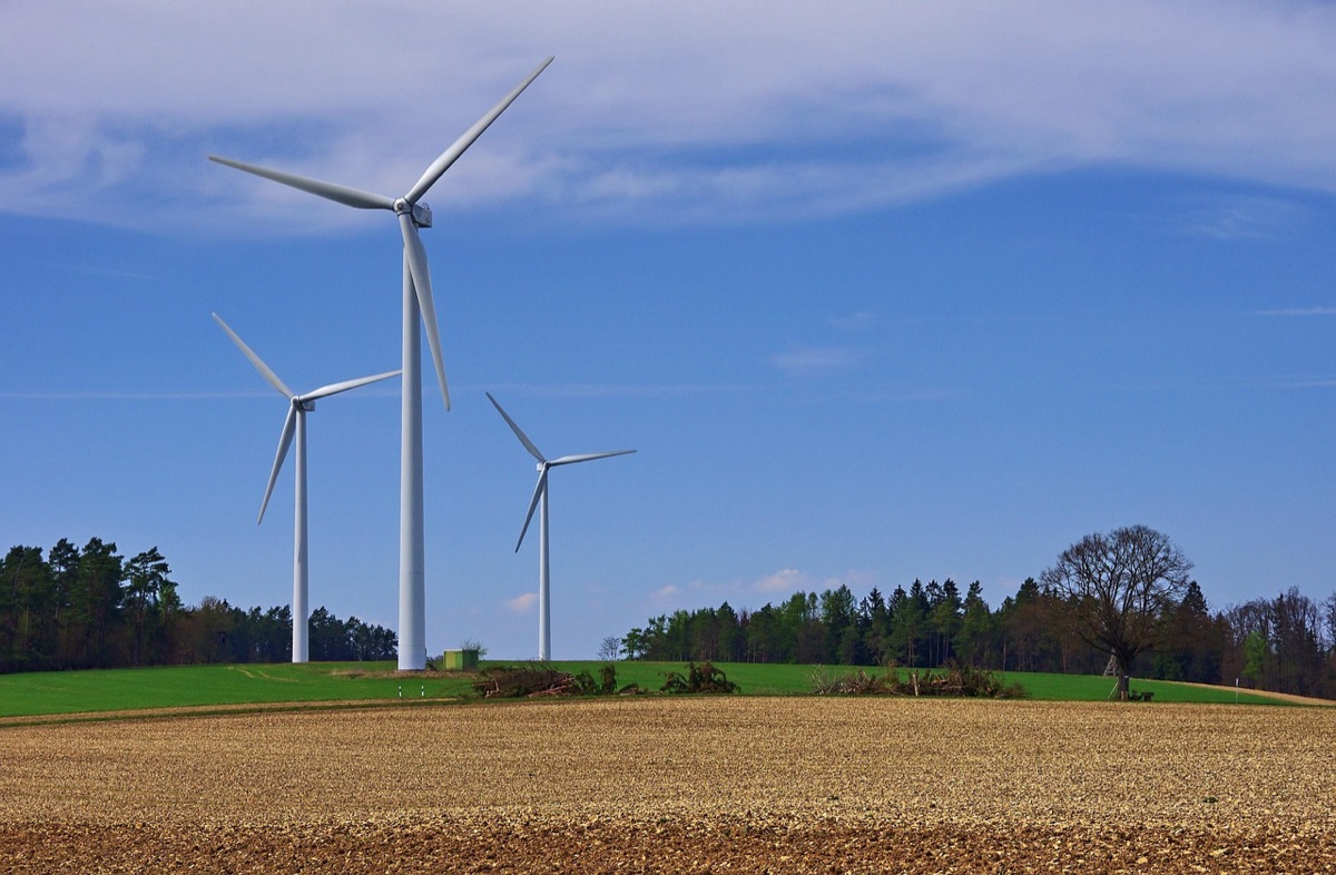 Turbine eoliche in un paesaggio arido australiano