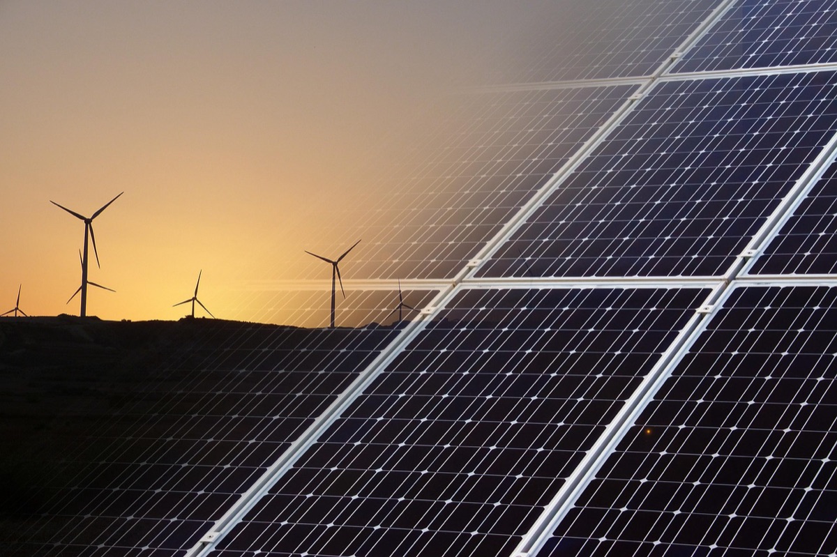 オーストラリアの広大な土地に設置された太陽光パネルと風力発電機