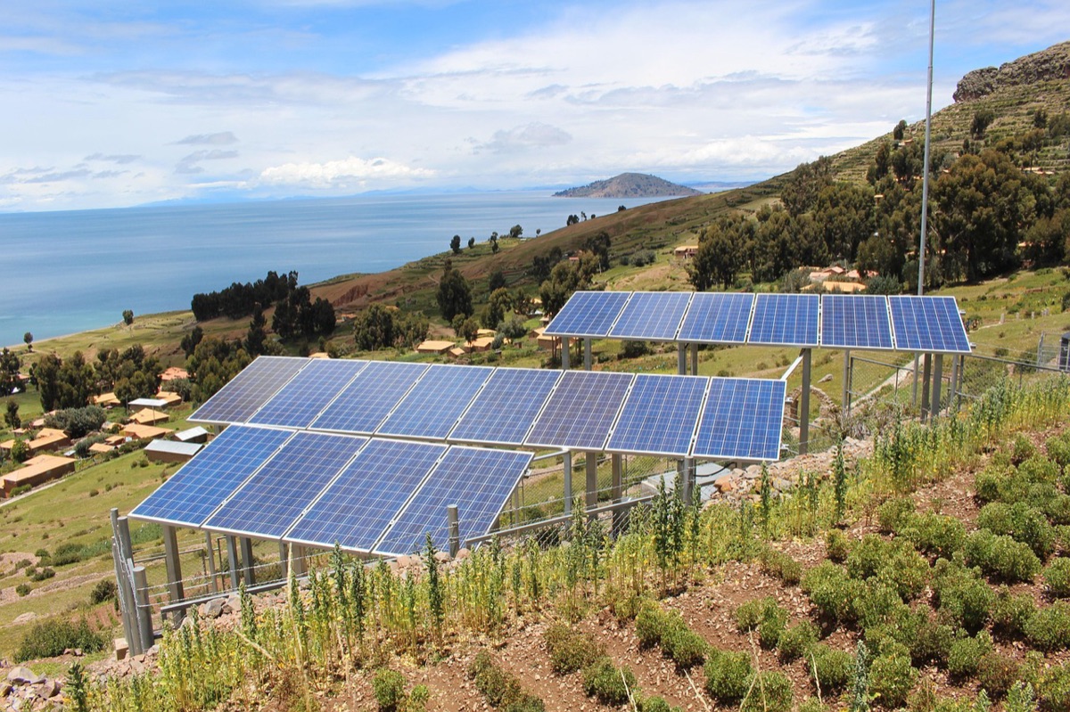 Painéis solares e turbinas eólicas em paisagem australiana