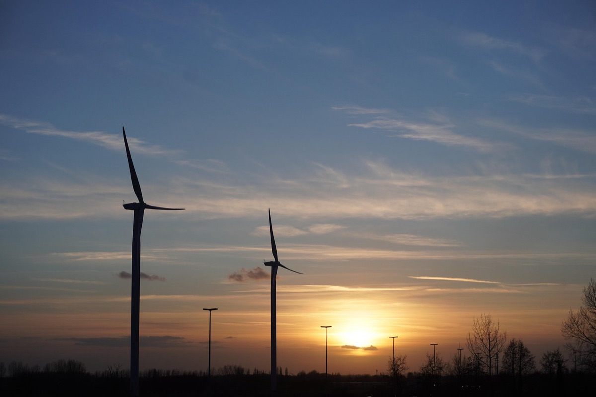 Energia renovável com parques solares e eólicos na Austrália.